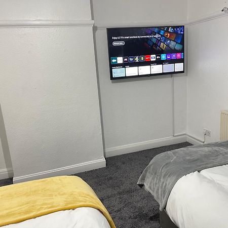 Hometel Digs Hidden Gem Large Comfy Home Can Sleep 15 Braunstone Town ภายนอก รูปภาพ