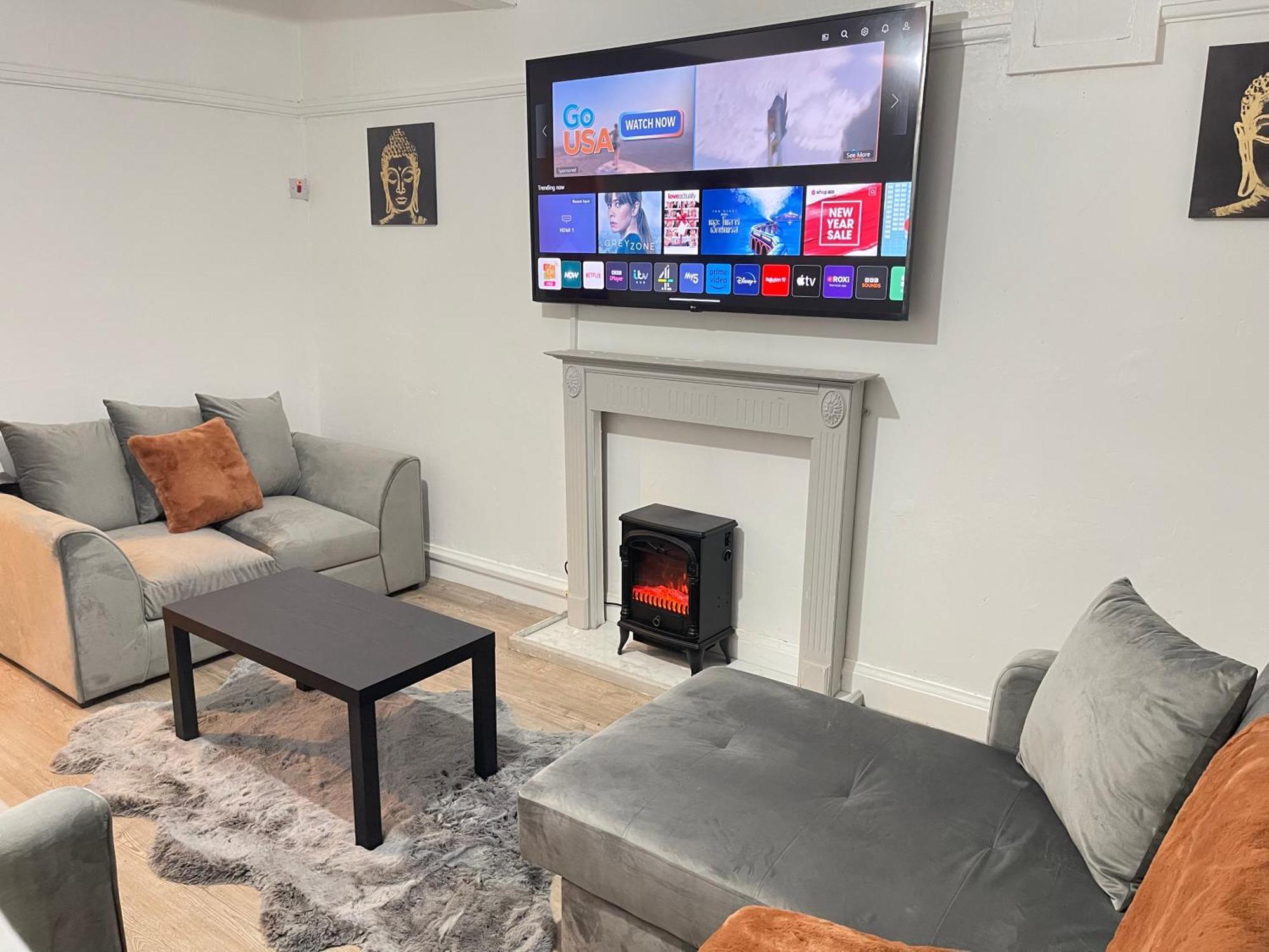 Hometel Digs Hidden Gem Large Comfy Home Can Sleep 15 Braunstone Town ภายนอก รูปภาพ