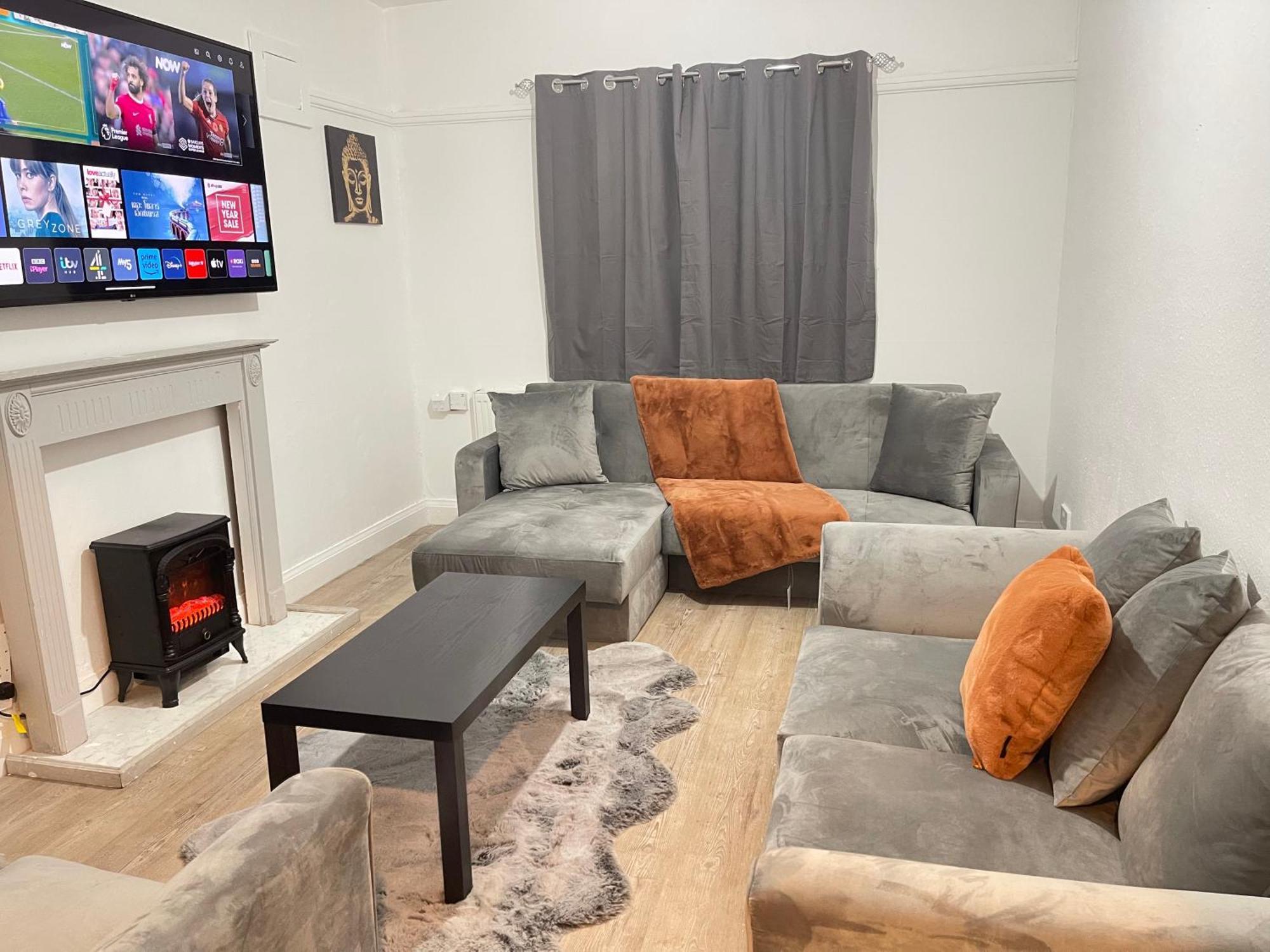 Hometel Digs Hidden Gem Large Comfy Home Can Sleep 15 Braunstone Town ภายนอก รูปภาพ