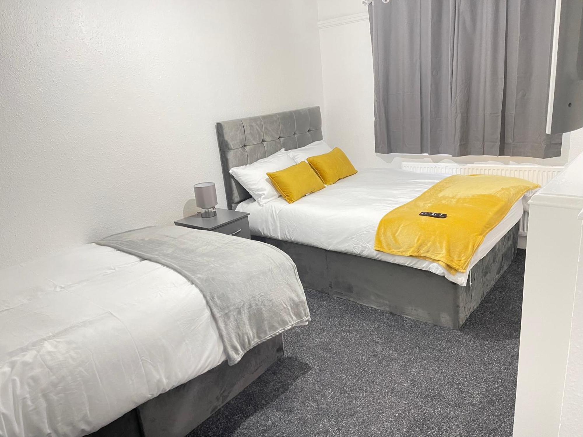 Hometel Digs Hidden Gem Large Comfy Home Can Sleep 15 Braunstone Town ภายนอก รูปภาพ