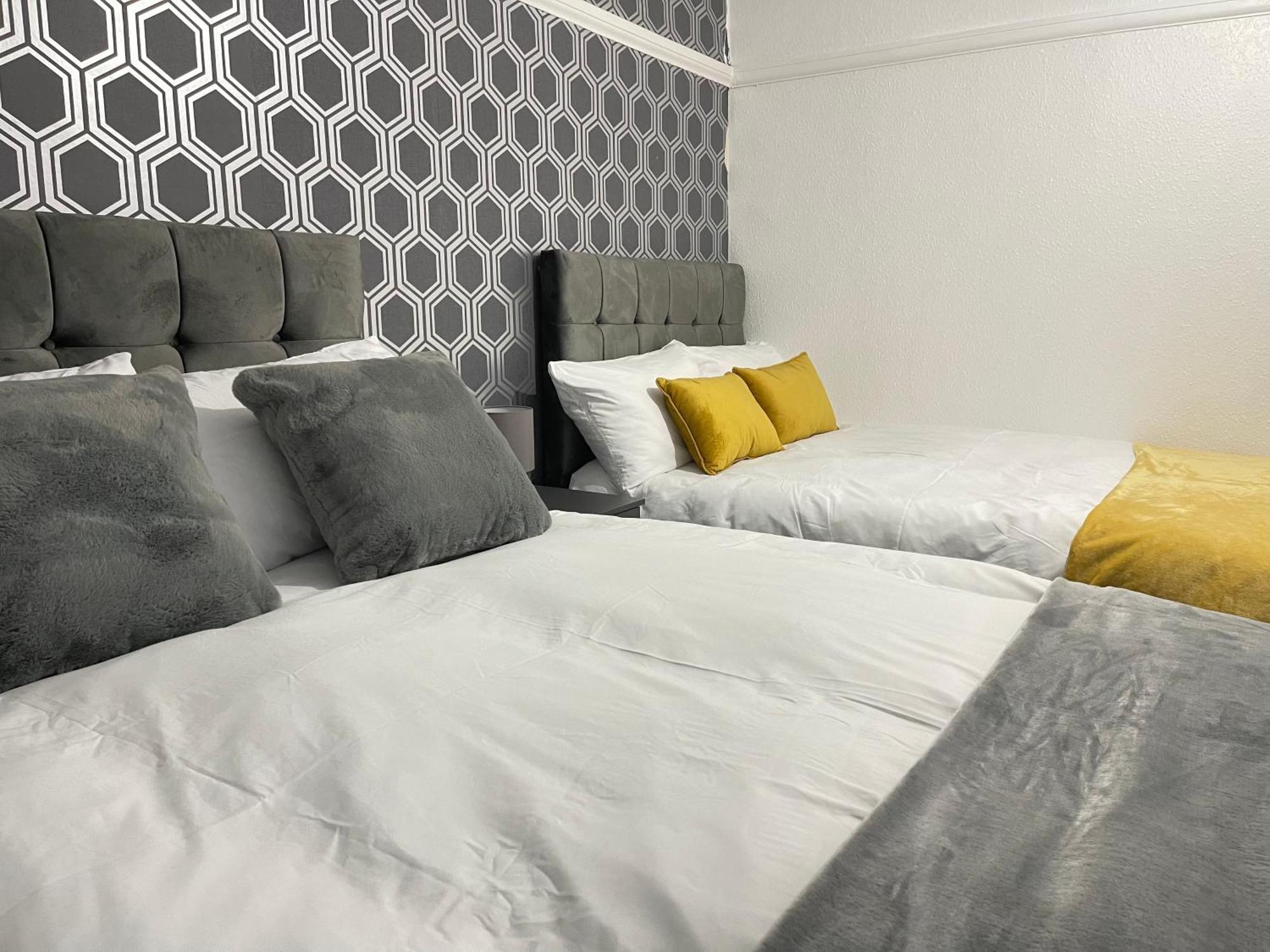 Hometel Digs Hidden Gem Large Comfy Home Can Sleep 15 Braunstone Town ภายนอก รูปภาพ